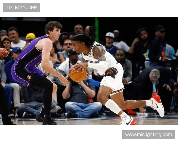 浓眉詹姆斯合力封堵猛龙进攻 湖人凭借团队防守赢得关键胜利