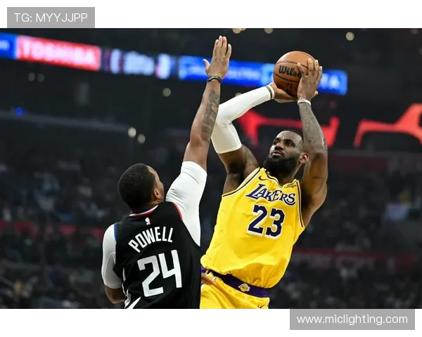 詹姆斯领衔湖人末节逆转胜勇士重返西部前六巩固季后赛席位