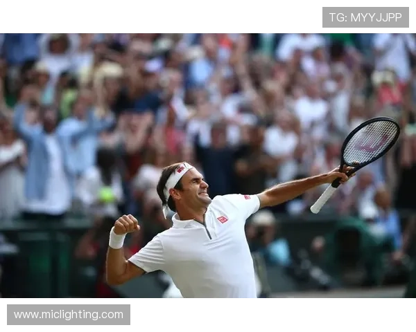 费德勒宣布退役后首度亮相网球赛场，老将风采依旧引发球迷热议